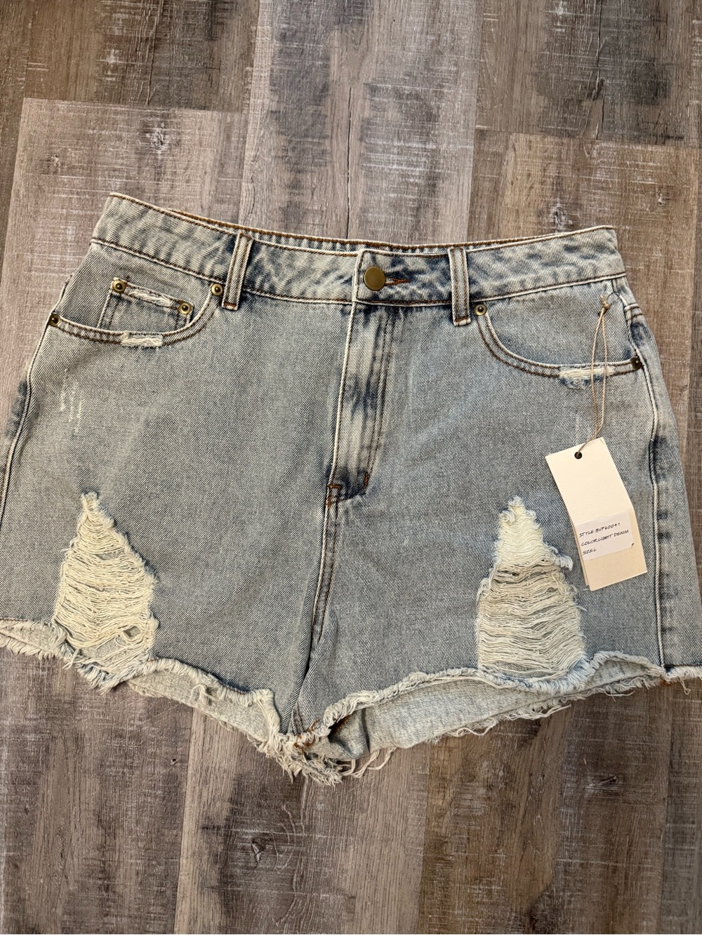 NWT Blue‎ Velvet Light Wash Distressed Denim Shorts Size Large Raw Hem